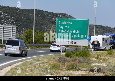 Sibenik, Kroatien. Juni 2024. Am 29. Juni 2024 bilden die Autos an einer Mautstelle auf der kroatischen Autobahn A1 in Sibenik, Kroatien, eine Warteschlange. Die kroatischen Autobahnen kündigten eine Erhöhung der Autobahnmaut an, die von Montag, dem 1. Juli bis zum 30. September beginnt. In diesem Zeitraum werden die Mautpreise für Fahrzeuge der Klasse I um 10 % steigen A, I und II. Credit: Pixsell/Alamy Live News Stockfoto