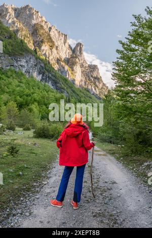 Eine junge Frau wandert im Prokletije-Nationalpark Montenegros, umgeben von majestätischen Bergen und atemberaubenden Landschaften, die die Freiheit der freien Natur genießen Stockfoto