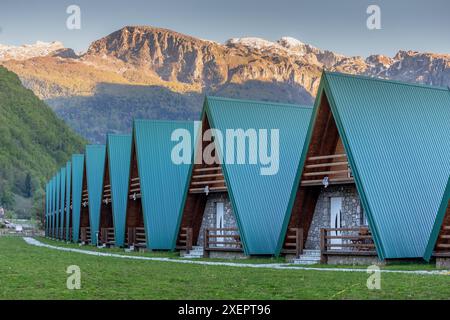 Ein malerischer Bergdorf-Resort mit gemütlichen Hütten und rustikalen Hütten inmitten der atemberaubenden alpinen Landschaft, bietet ein idyllisches vac Stockfoto