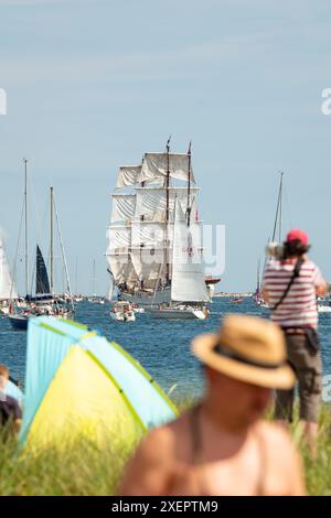 Kiel, Deutschland. Juni 2024. Während der Windjammer Parade fahren zahlreiche große und kleine Segelschiffe auf dem Kieler Fjord. Quelle: Jonas Walzberg/dpa/Alamy Live News Stockfoto