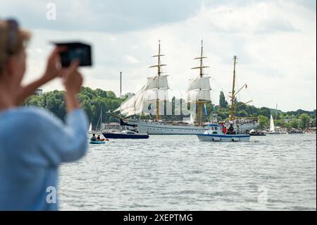 Kiel, Deutschland. Juni 2024. Das Ausbildungssegelschiff „Gorch Fock“ führt die windjammer-Parade am Kieler Fjord an. Quelle: Jonas Walzberg/dpa/Alamy Live News Stockfoto