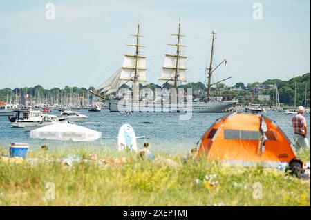 Kiel, Deutschland. Juni 2024. Das Ausbildungssegelschiff „Gorch Fock“ führt die windjammer-Parade am Kieler Fjord an. Quelle: Jonas Walzberg/dpa/Alamy Live News Stockfoto