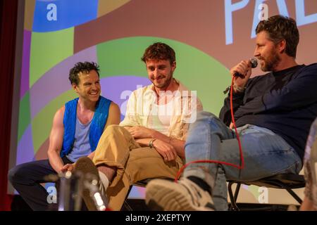 Glastonbury, Großbritannien. Freitag, 28. Juni 2024. Andrew Scott, Paul Mescal und Andrew Haigh nach einer Vorführung von All of US Strangers im Pilton Palais Cinema Tent beim Glastonbury Festival 2024. Foto: Richard Gray/Alamy Live News Stockfoto