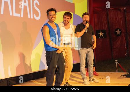 Glastonbury, Großbritannien. Freitag, 28. Juni 2024. Andrew Scott, Paul Mescal und Andrew Haigh vor einer Vorstellung von All of US Strangers im Pilton Palais Cinema Tent beim Glastonbury Festival 2024. Foto: Richard Gray/Alamy Live News Stockfoto