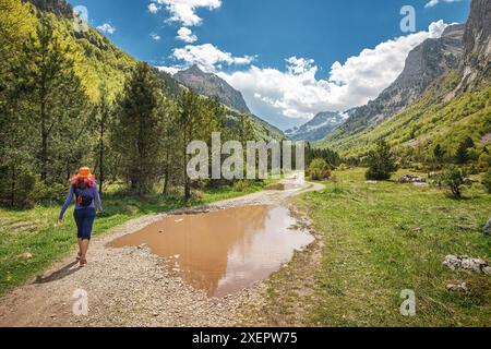 Eine junge Frau wandert im Prokletije-Nationalpark Montenegros, umgeben von majestätischen Bergen und atemberaubenden Landschaften, die die Freiheit der freien Natur genießen Stockfoto