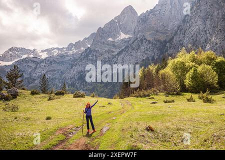 Eine junge Frau wandert im Prokletije-Nationalpark Montenegros, umgeben von majestätischen Bergen und atemberaubenden Landschaften, die die Freiheit der freien Natur genießen Stockfoto