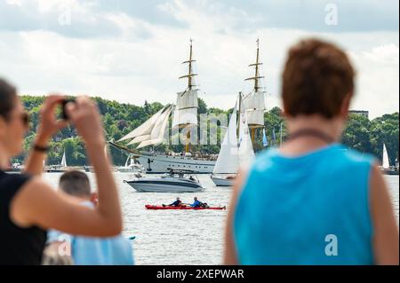 Kiel, Deutschland. Juni 2024. Das Ausbildungssegelschiff „Gorch Fock“ führt die windjammer-Parade am Kieler Fjord an. Quelle: Jonas Walzberg/dpa/Alamy Live News Stockfoto