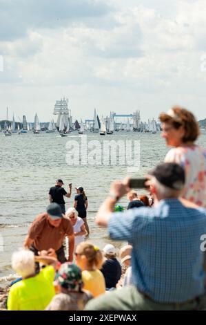 Kiel, Deutschland. Juni 2024. Während der Windjammer Parade fahren zahlreiche große und kleine Segelschiffe auf dem Kieler Fjord. Quelle: Jonas Walzberg/dpa/Alamy Live News Stockfoto