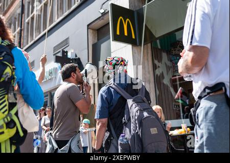 London, Großbritannien. Juni 2024. Pro-palästinensische Demonstranten, die Slogans gegen McDonalds singen. Quelle: David Tramontan / Alamy Live News Stockfoto