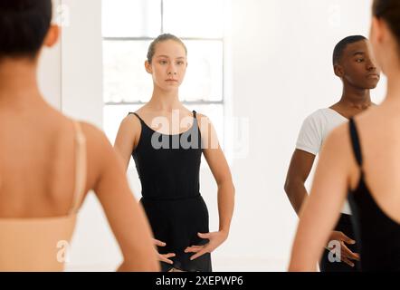 Mädchen, Gruppe und Schüler in Ballettausbildung und Lernen mit Lehrer oder Ausbilder in Klasse oder Kunstschule. Konzert, Team oder Ballerinas tanzen in Stockfoto