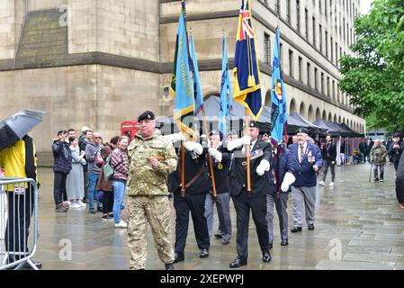 Manchester, Großbritannien, 29. Juni 2024. Gedenkfeier zum Tag der bewaffneten Kräfte 2024, St. Peter’s Square, Zentrum von Manchester, Vereinigtes Königreich. Veteranen der Streitkräfte, die ihre Medaillen tragen, einige tragen Standards, nehmen an der Parade Teil. Quelle: Terry Waller/Alamy Live News Stockfoto