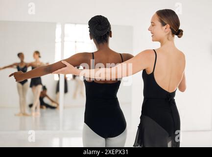 Ballett, Frau oder Unterrichtsschüler für Ausbildung, Unterricht oder Lernen durch Lehrer in der Klasse oder Kunstschule. Leute, Tänzer oder Ballerina tanzen in Stockfoto