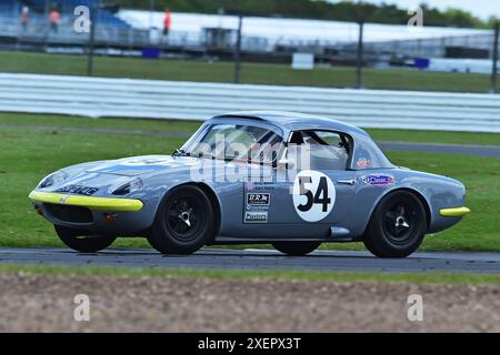 Billy Nairn, Carl Nairn, Lotus Elan 26R, The Adams & Page Swinging Sixties/Mintex Classic K, 40 Minuten Rennen für die kombinierte Serie mit Stockfoto