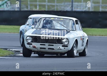 Gary Lyon, Alfa Romeo GT2000, die Adams & Page Swinging Sixties/Mintex Classic K, 40 Minuten Rennen für die kombinierte Serie mit einem Mandat Stockfoto