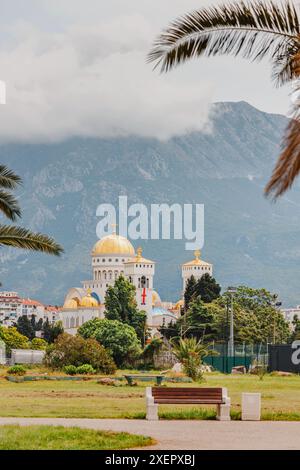 Ikonische Architektur der Kathedrale St. Jovan Vladimir in Bar, Montenegro, vor einer Bergkulisse Stockfoto