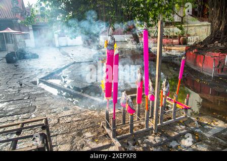 Riesige rote lila Joss Sticks brennen ständig, in einem Hindutempel im Stadtzentrum, geben viele süß riechende Rauchwolken ab, driften Akro Stockfoto