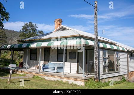 Australisches Bungalow Landhaus mit Außensessel im Dorf Paterson, New South Wales, Australien Stockfoto