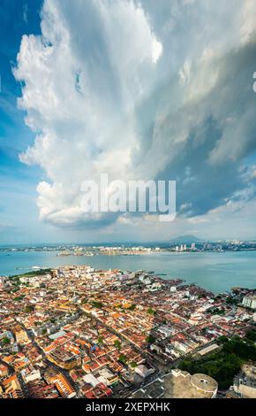 Atemberaubende Aussicht auf die Stadt und die Straße von Malacca, vom Dach des höchsten Gebäudes von George Town und prominentem Wahrzeichen, mit dramatischen Wolken über dem Haupteingang Stockfoto