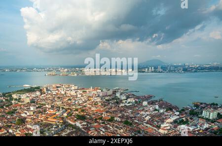 Atemberaubende Aussicht auf die Stadt und die Straße von Malacca, vom Dach des höchsten Gebäudes von George Town und prominentem Wahrzeichen, mit dramatischen Wolken über dem Haupteingang Stockfoto