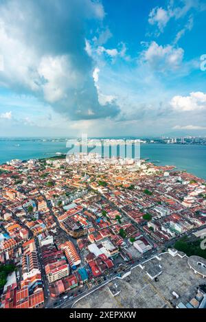 Atemberaubende Aussicht auf die Stadt und die Straße von Malacca, vom Dach des höchsten Gebäudes von George Town und prominentem Wahrzeichen, mit dramatischen Wolken über dem Haupteingang Stockfoto