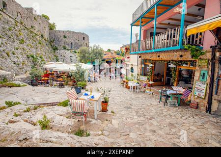 Mai 2024, Bar, Montenegro: Charmante Straßenszene in der Altstadt mit historischer Architektur und malerischen Cafés. Stockfoto