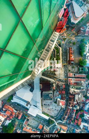 Der Skywalk, 252 Meter hoch im Stockwerk 68, liegt direkt nach unten, und ist einige Meter von der Spitze des höchsten Gebäudes von George Town entfernt Stockfoto