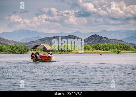 Mai 2024, Virpazar, Montenegro: Sommerausflug zur Erkundung der unberührten Gewässer und Natur des Skadar-Sees. Stockfoto