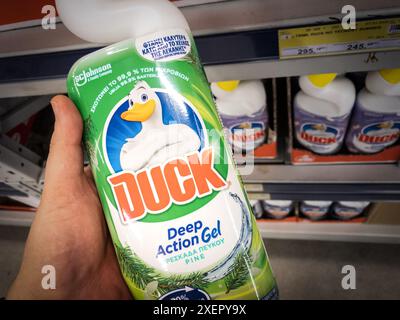 Bild einer Flasche Entenwaschmittel zum Verkauf in belgrad, serbien. Duck, auch bekannt als Toilet Duck, ist eine Marke von Toilettenreinigungsprodukten von S. Stockfoto