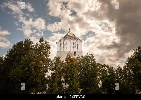 Bild des Kirchturms von jelgava in jelgava, Lettland. Die Evangelisch-Lutherische Kirche Jelgava Holy Trinity war die älteste Kirche und die älteste Steinkirche Stockfoto