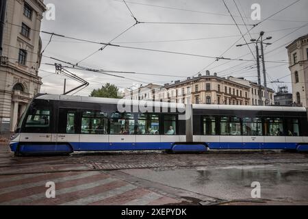 Bild einer Skoda 15T-Straßenbahn, die in den Straßen von riga fährt und von rigas satiksme betrieben wird. Rīgas satiksme ist ein öffentliches Verkehrsmittel Stockfoto