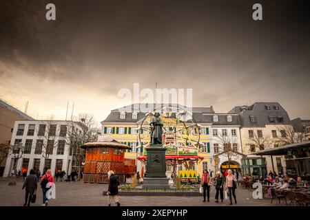 Bild der beethoven-Statue in Bonn. Das Beethoven-Denkmal ist eine große Bronzestatue von Ludwig van Beethoven, die am Münsterpl steht Stockfoto