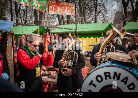 Bild von Trubaci in der kobasicijada, einem serbischen Markt, der dem Speck gewidmet ist. "Trubači" bezieht sich auf Bläserbands, die typischerweise auf dem Balkan zu finden sind, und teilweise Stockfoto