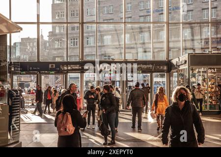 Bild der Haupthalle des Bahnhofs Köln Hbf, der zur DB Deutschbahn gehört, mit wartenden Leuten. Köln Hauptbahnhof oder Köln Hauptbahnhof ist Stockfoto