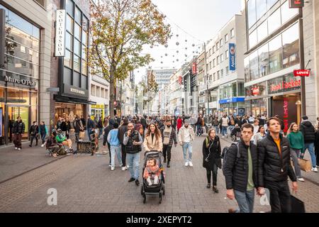 Bild der Schildergasse mit Geschäften und Geschäften an einem samstagnachmittag mit einer Menschenmenge, die in Köln shoppt. Die Schildergasse ist ein Sho Stockfoto