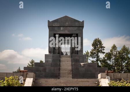 Bild des Denkmals für den unbekannten Helden von Avala, Serbien. Das Monument to the Unknown Held ist ein Denkmal aus dem Ersten Weltkrieg auf dem Berg Avala, Sou Stockfoto