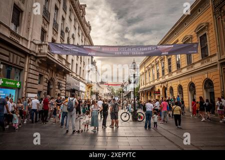 Foto der Kneza Mihailova Straße, aufgenommen während eines überfüllten Nachmittags in Belgrad, Serbien. Knez Mihailova Straße oder Prinz Michael Straße, ist die wichtigste pe Stockfoto