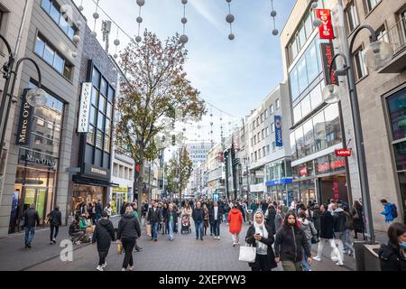 Bild von Schildergassemit Geschäften und Geschäften an einem samstagnachmittag mit einer Menschenmenge in Köln, Deutschland. Die Schildergasse ist ein Geschäft Stockfoto