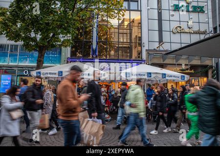 Bild von Schildergassemit Geschäften und Geschäften an einem samstagnachmittag mit einer Menschenmenge in Köln, Deutschland. Die Schildergasse ist ein Geschäft Stockfoto