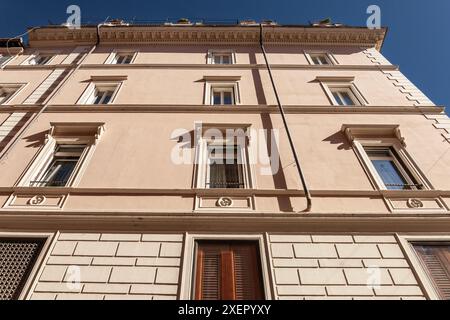 Das Bild zeigt eine typische Fassade in der Altstadt von Rom, Italien. Es hebt die historische Architektur und Immobilien hervor, die dieses IC auszeichnen Stockfoto