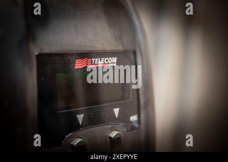 Dieses Bild zeigt das Telecom Italia Logo auf einem alten Münztelefon. Telecom Italia, heute TIM (Telecom Italia Mobile), hat ihren Hauptsitz in Rom, Stockfoto
