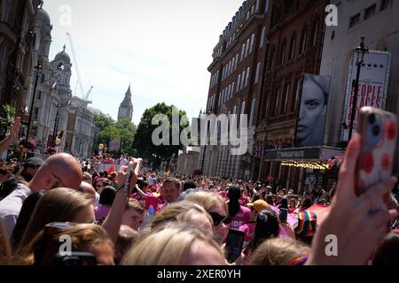 London, Vereinigtes Königreich. Juni 2024. Die Leute nehmen an der London Pride in Central London Teil. Laura Gaggero/Alamy Live News Stockfoto