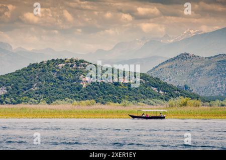 Mai 2024, Virpazar, Montenegro: Sommerausflug zur Erkundung der unberührten Gewässer und Natur des Skadar-Sees. Stockfoto