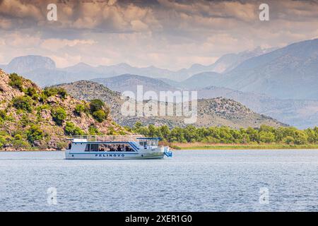 Mai 2024, Virpazar, Montenegro: Sommerausflug zur Erkundung der unberührten Gewässer und Natur des Skadar-Sees. Stockfoto