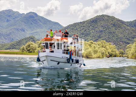 Mai 2024, Virpazar, Montenegro: Sommerausflug zur Erkundung der unberührten Gewässer und Natur des Skadar-Sees. Stockfoto