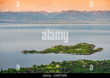 Atemberaubender Blick auf die ruhigen Ufer des Skadar Lake und die felsige Küste, perfekt für einen Sommerurlaub. Stockfoto