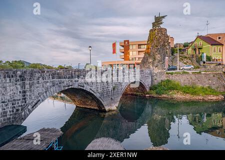 8. Mai 2024, Virpazar, Montenegro: Fischerdorf mit Unterkünften und Bootstouren zur Vogelbeobachtung am Skadar-See Stockfoto