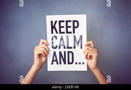 Poster, Text und Hände im Studio mit „Keep quiet“-Nachricht, Ansage und Erinnerung vor grauem Hintergrund. Mockup, Wort- und Briefbanner mit Relax Stockfoto