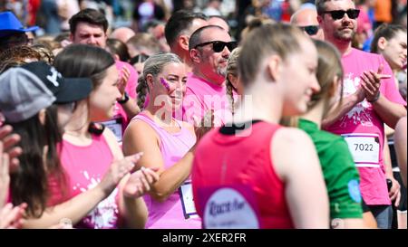 Brighton UK 29 Juni 2024 - Tausende nehmen an einem warmen sonnigen Tag im Stanmer Park Brighton am Cancer Research UK Pretty Muddy Race for Life Teil. Teilnehmer, die von Krebs berührt wurden, finden ihren Weg um den hübschen Muddy Hindernislauf, der etwas mehr als 3 Meilen entfernt ist und hilft, Tausende von Pfund für Cancer Research UK zu sammeln: Credit Simon Dack / Alamy Live News Stockfoto