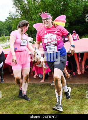Brighton UK 29 Juni 2024 - Tausende nehmen an einem warmen sonnigen Tag im Stanmer Park Brighton am Cancer Research UK Pretty Muddy Race for Life Teil. Teilnehmer, die von Krebs berührt wurden, finden ihren Weg um den hübschen Muddy Hindernislauf, der etwas mehr als 3 Meilen entfernt ist und hilft, Tausende von Pfund für Cancer Research UK zu sammeln: Credit Simon Dack / Alamy Live News Stockfoto