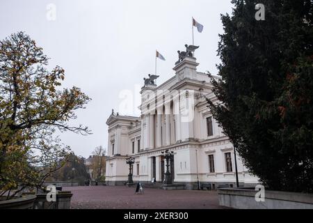 LUND, SCHWEDEN - 31. OKTOBER 2014: Weißes Gebäude der Royal Caroline Academy mit Regia Academia Carolina-Zeichen, Lund University in Schweden Stockfoto